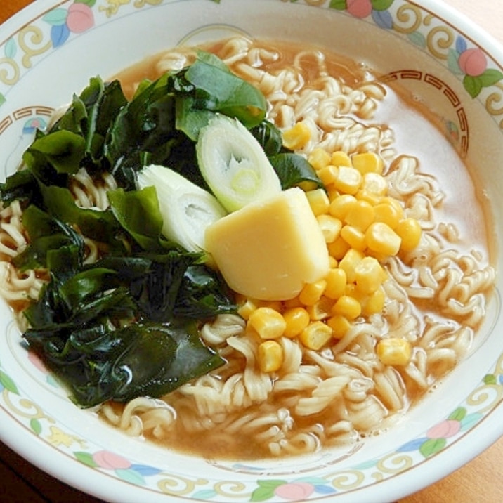 バターなインスタント味噌ラーメン♪（コーン他）